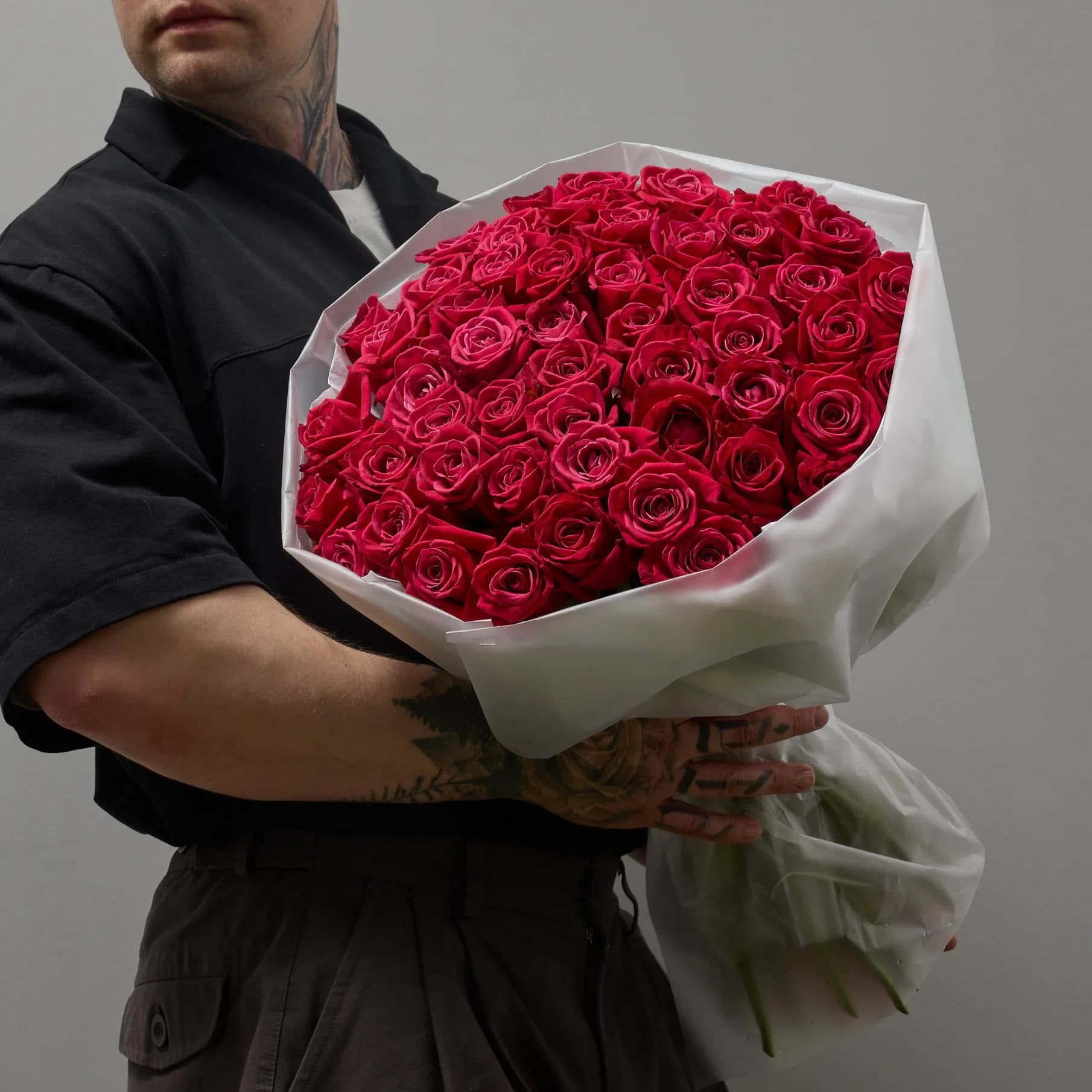 Большой букет из 51 яркой розы Шангри-Ла - 13 990₽