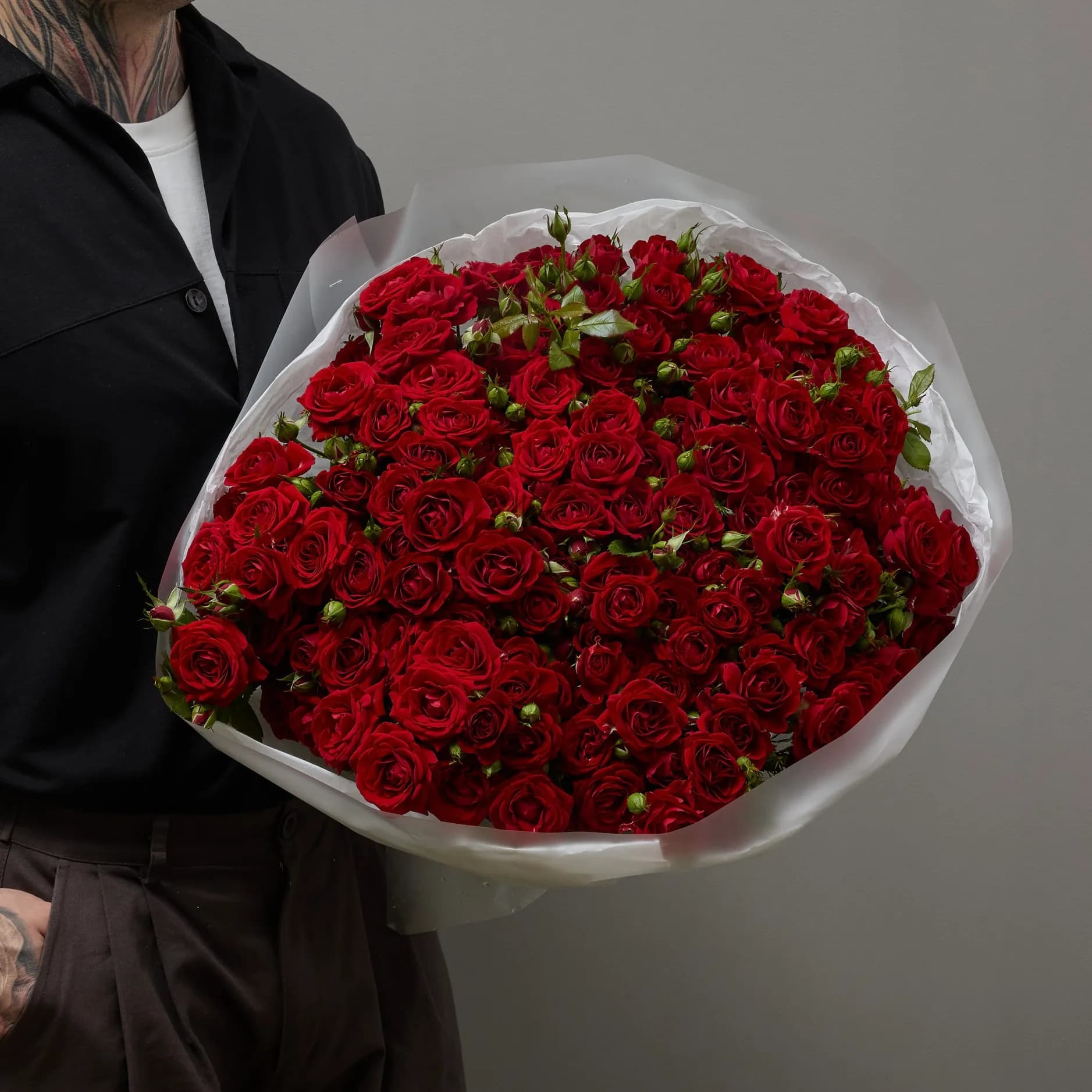 Огромный букет из 25 красных кустовых роз Ред Дименшен - фото 2