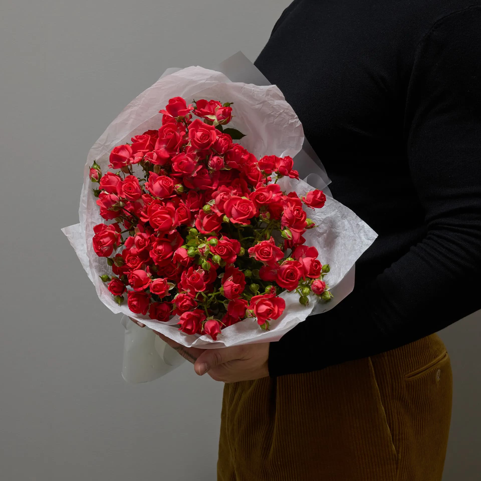Стильный букет из 9 вишневых кустовых роз Черри Хеопс - фото 5