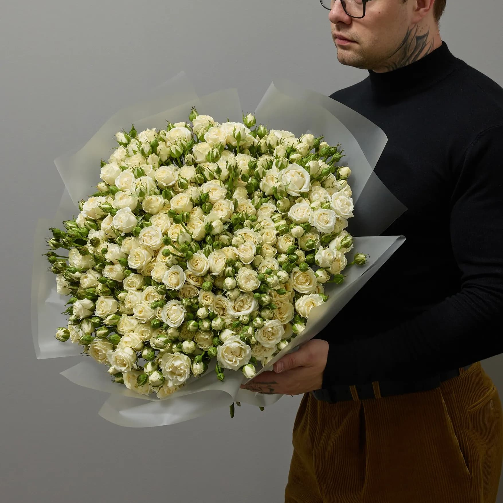 Огромный букет из 25 белых кустовых роз Беларусь - фото 3