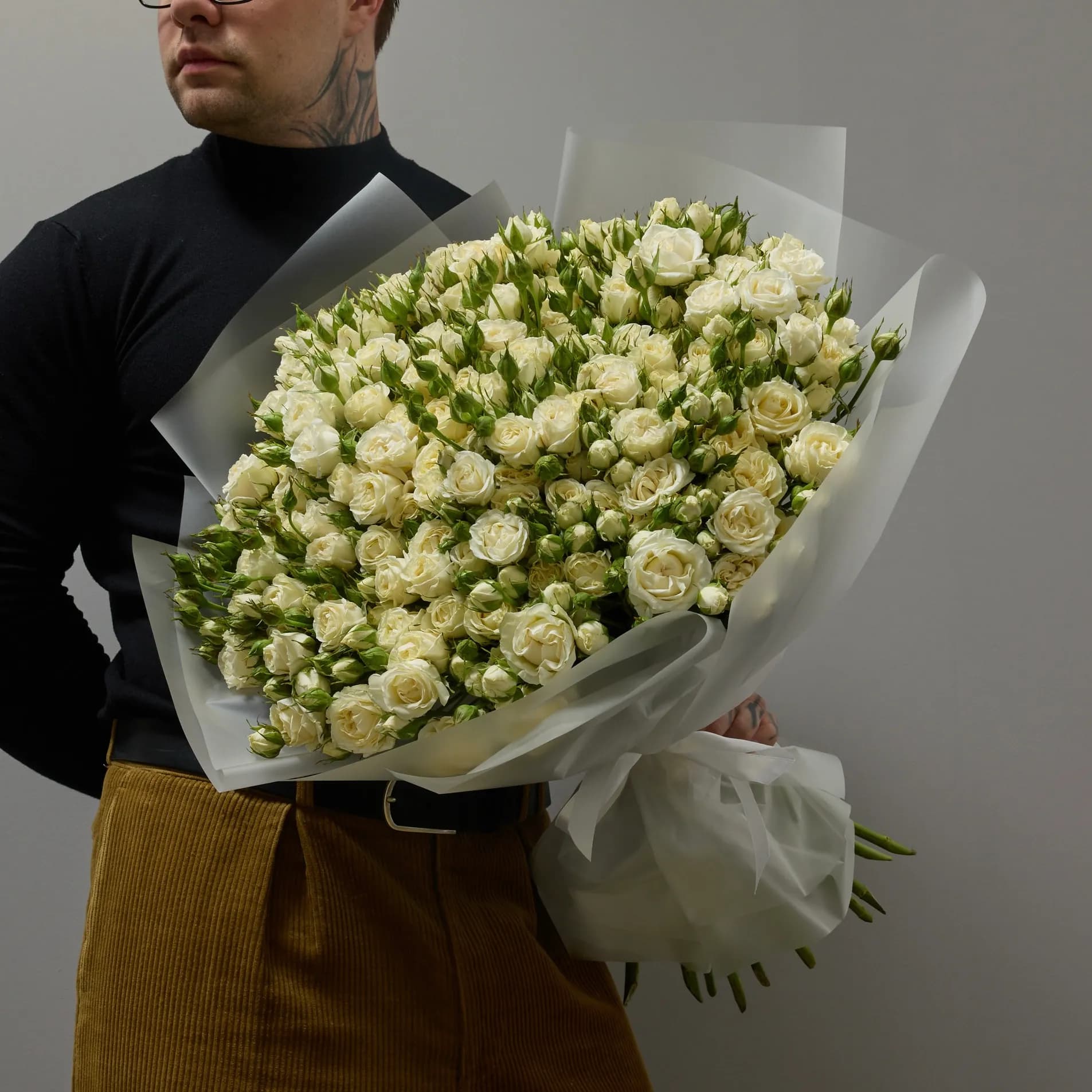 Огромный букет из 25 белых кустовых роз Беларусь - фото 4