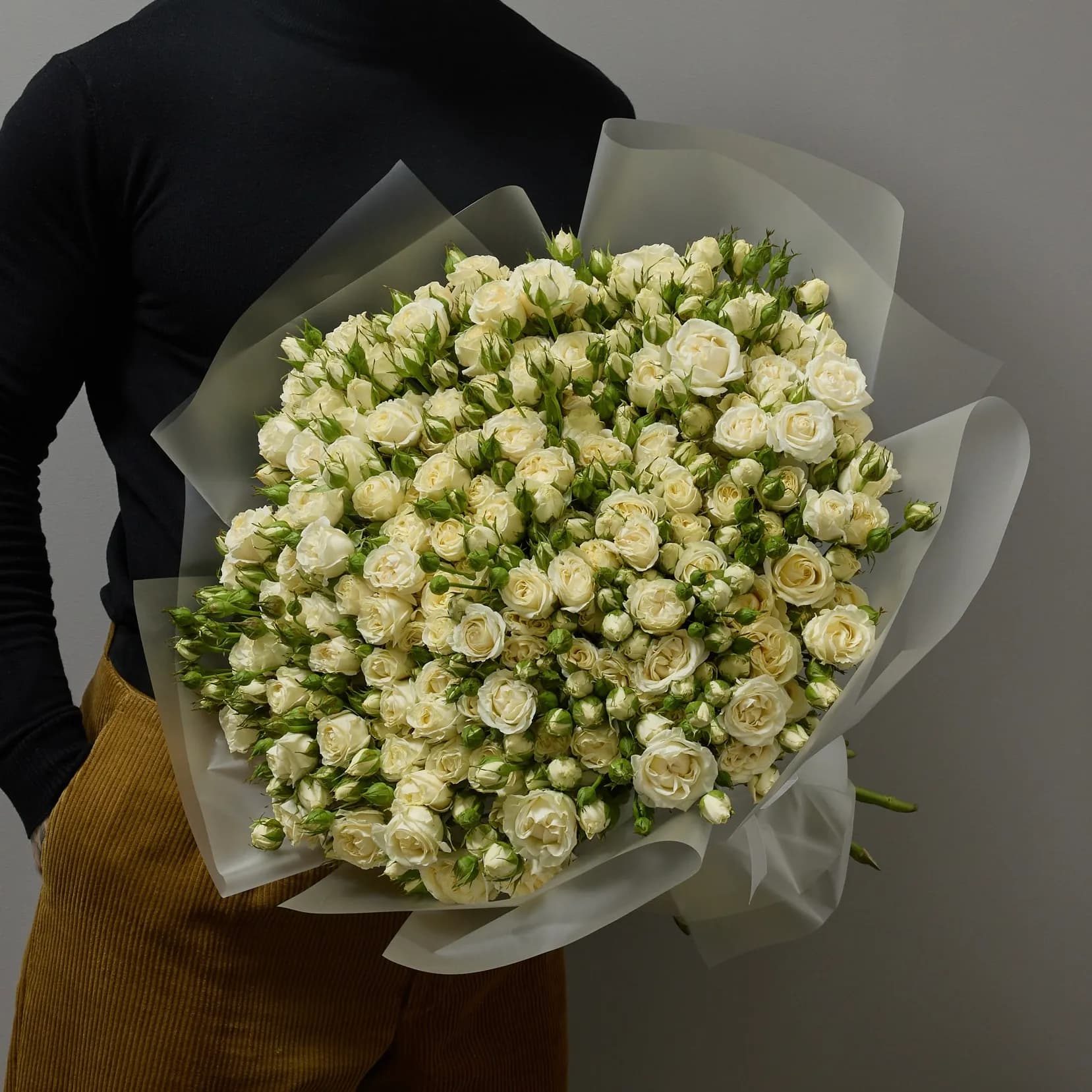 Огромный букет из 25 белых кустовых роз Беларусь - фото 5