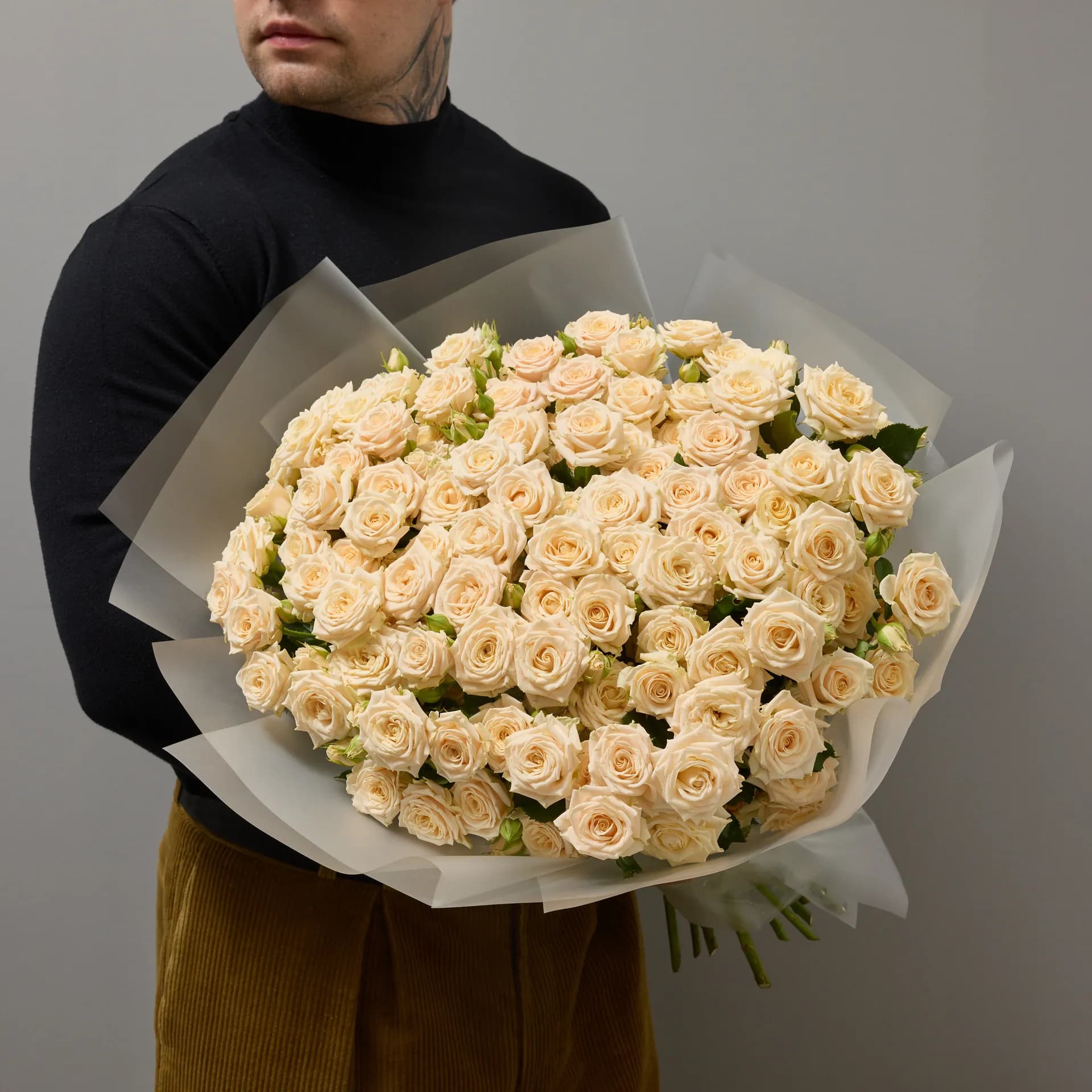 Огромный букет из 25 кремовых кустовых роз Таня - фото 4