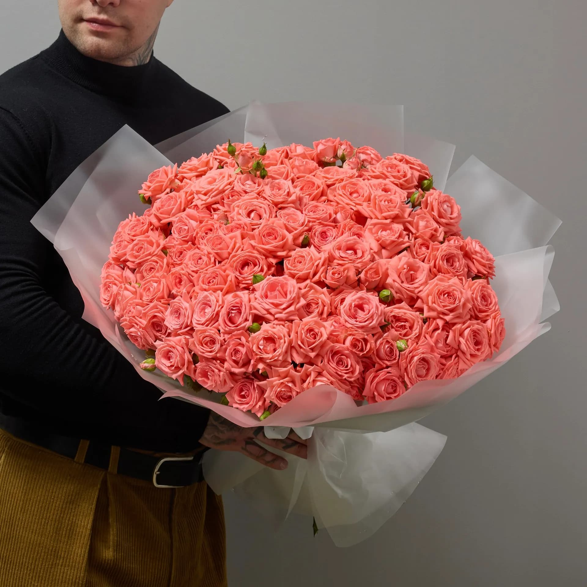 Огромный букет из 25 персиковых кустовых роз Барбадос - фото 4