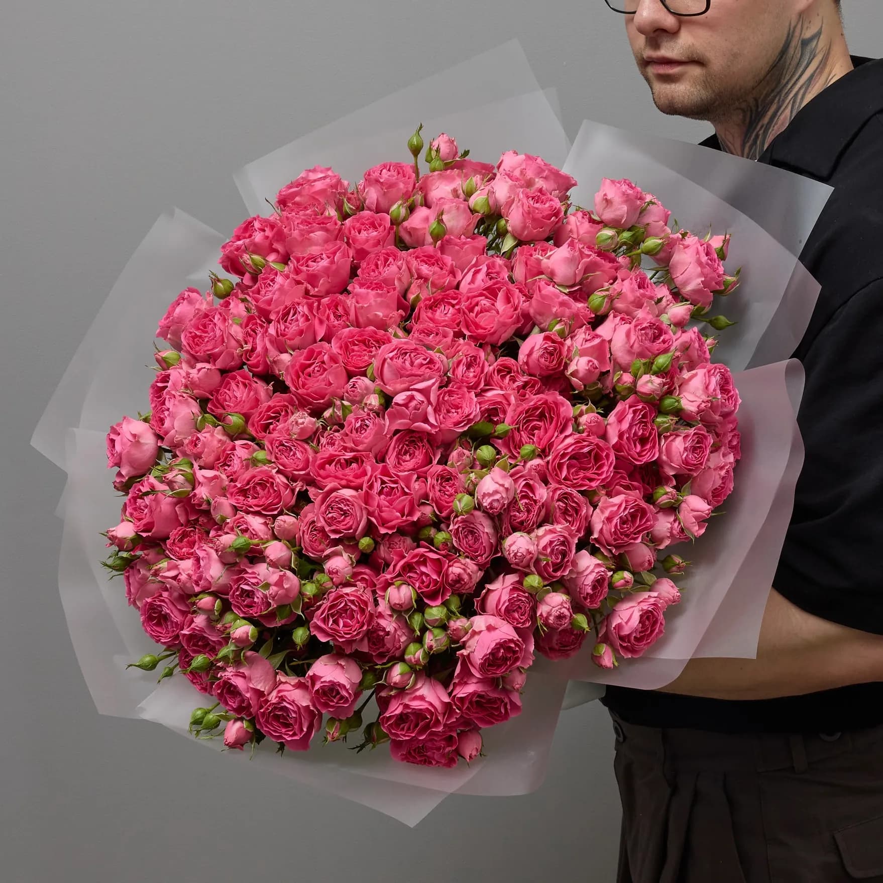 Огромный букет из 25 розовых кустовых роз Пинк Дедикейшн - 12 990₽