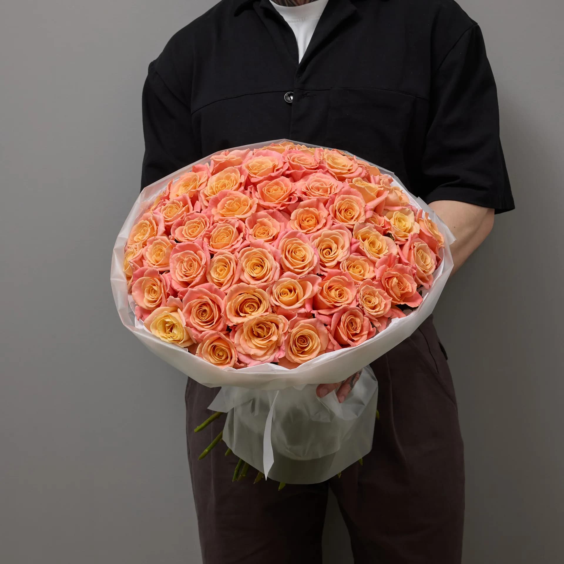 Огромный букет из 51 коралловой розы Мисс Пигги - фото 3