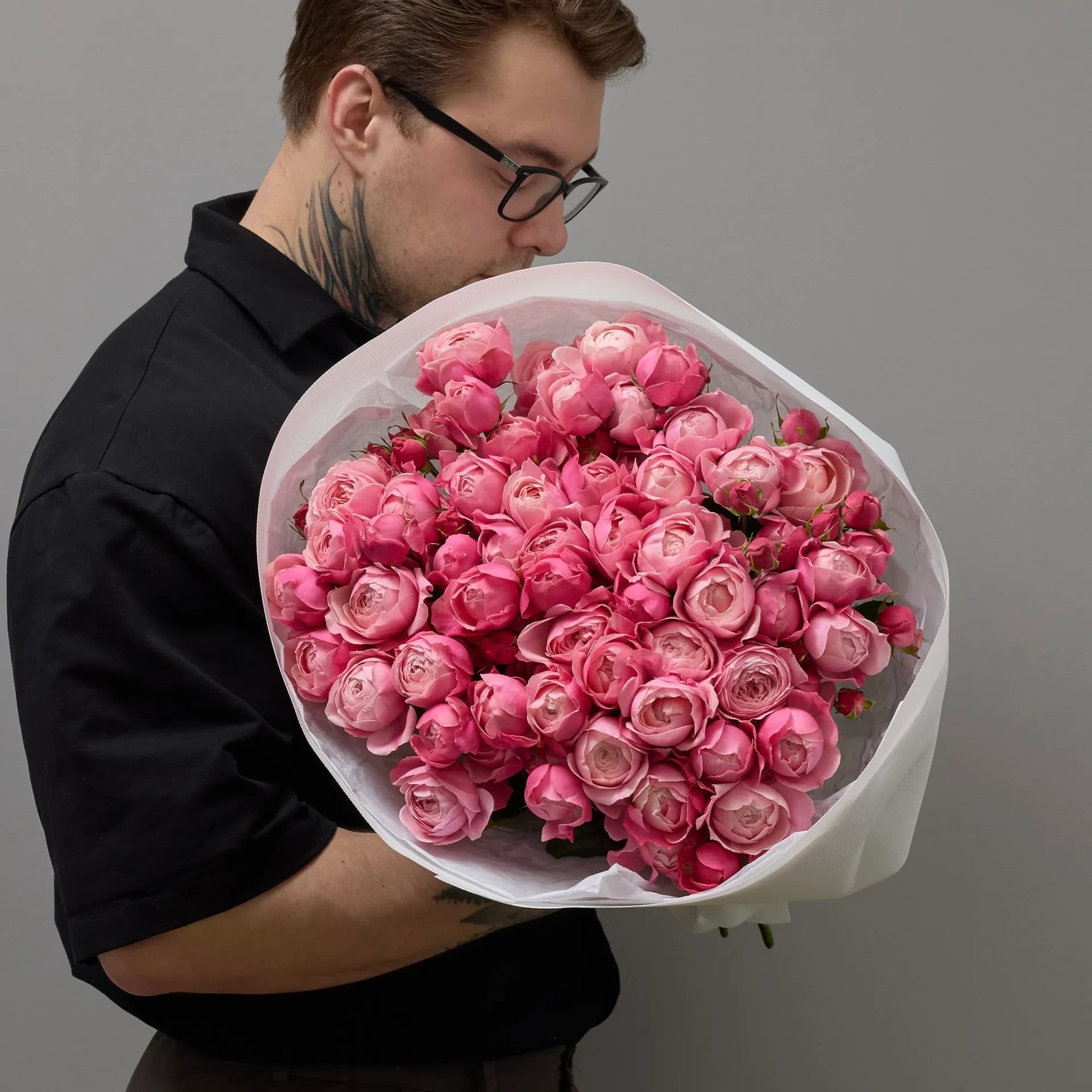 Впечатляющий букет из 15 кустовых роз Сильва Пинк - фото 6