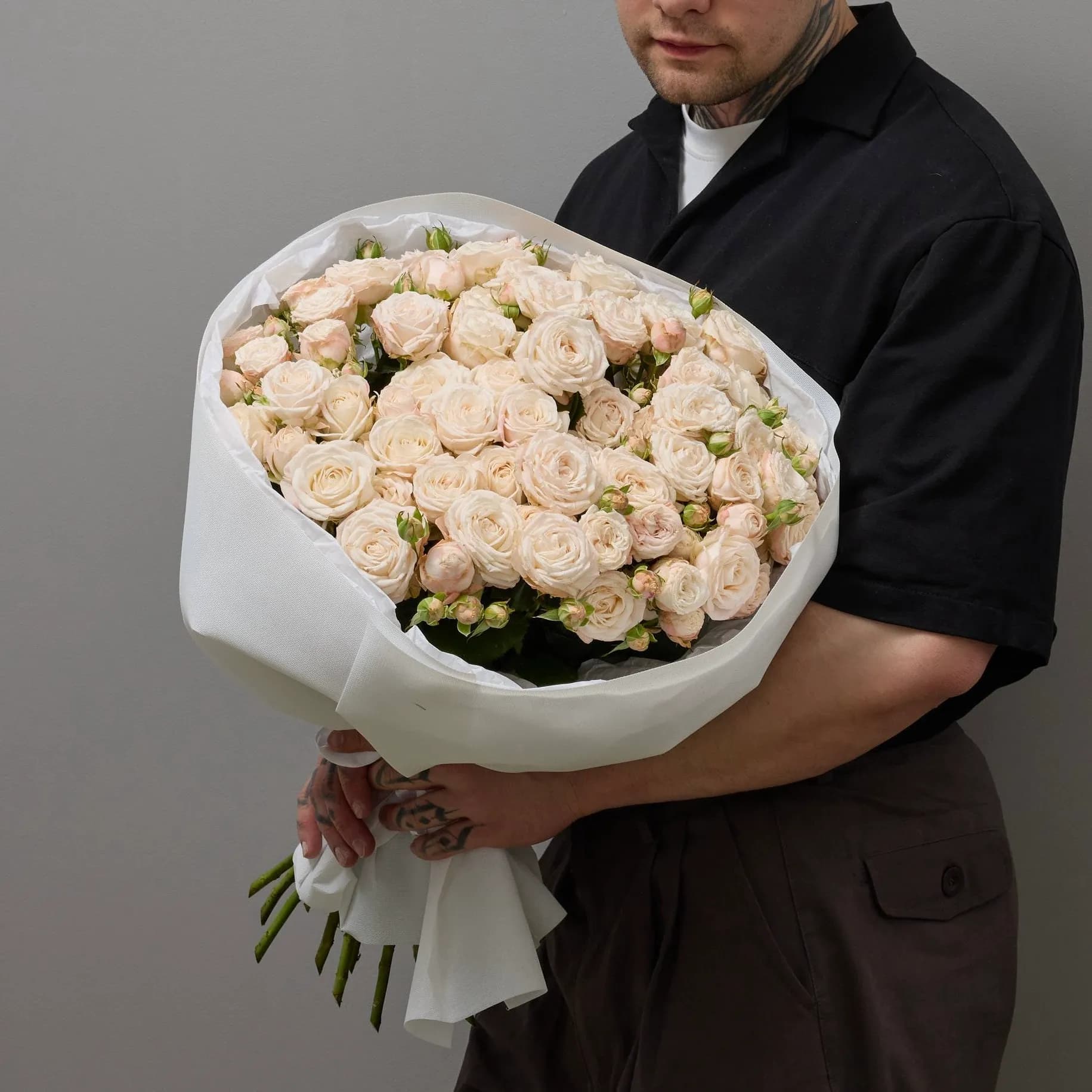 Нежный букет из 15 кустовых роз Бомбастик - 10 990₽