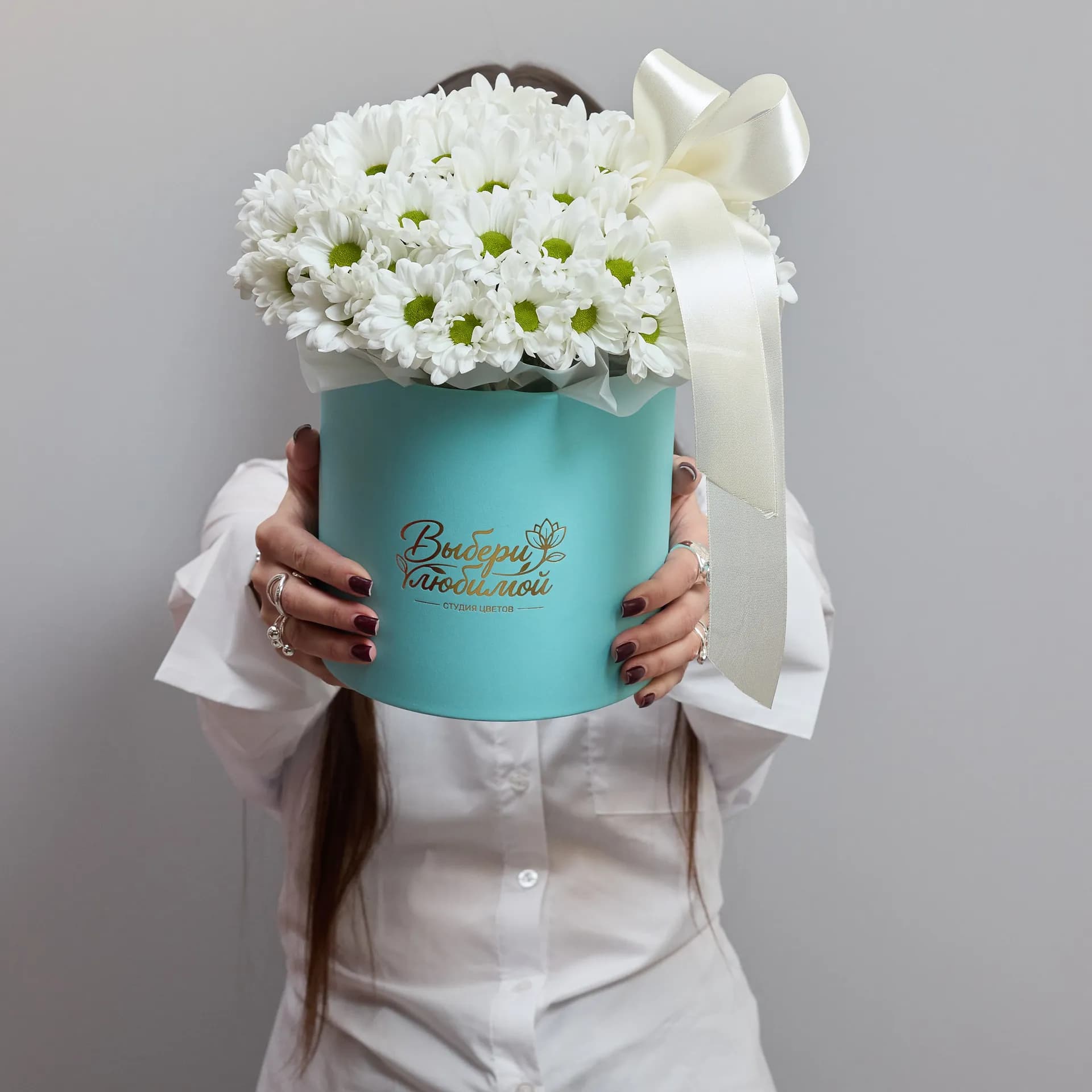 Мятная шляпная коробка из белых ромашковых хризантем  - фото 5