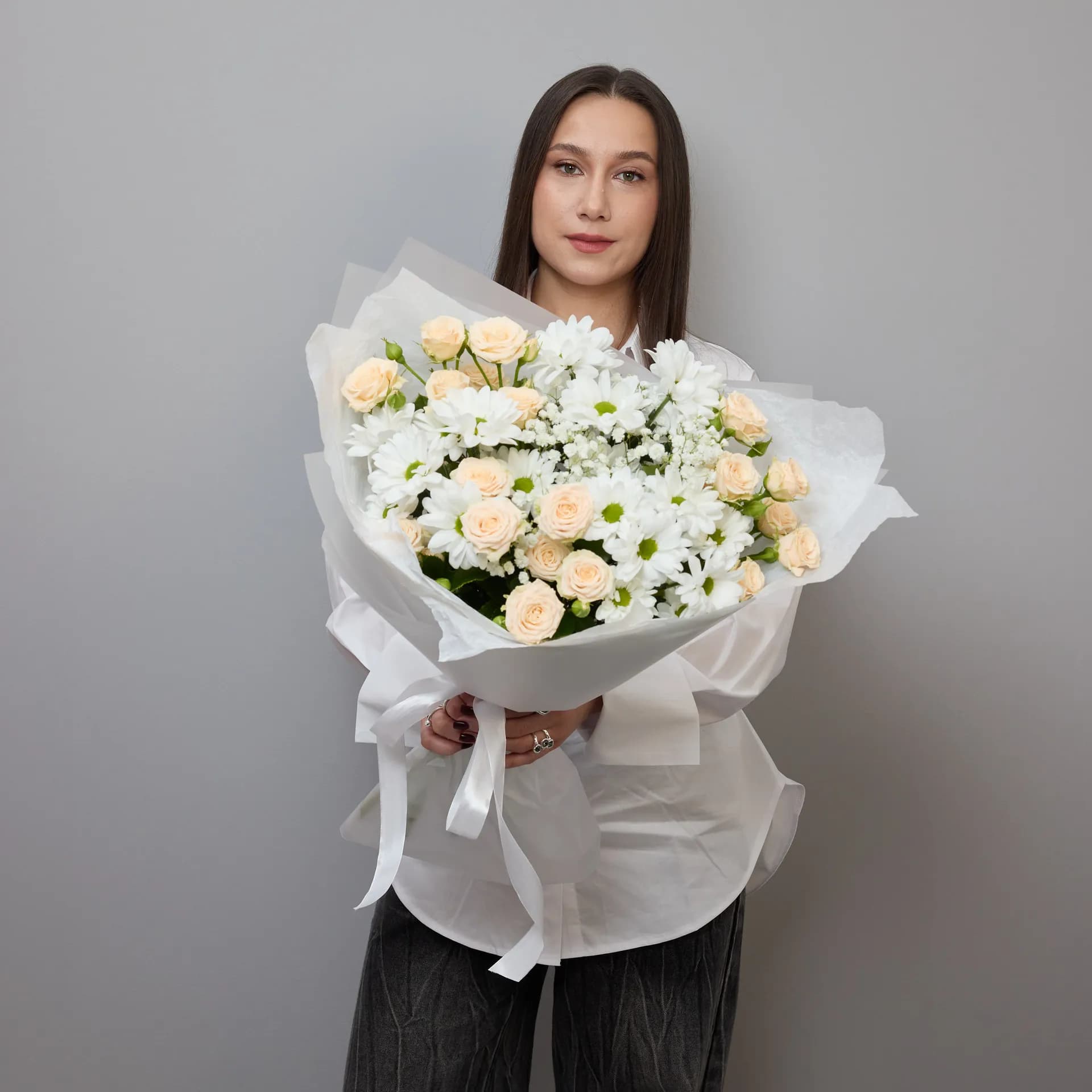 Сборный букет из кустовых роз Таня, хризантем и гипсофилы - 3 390₽