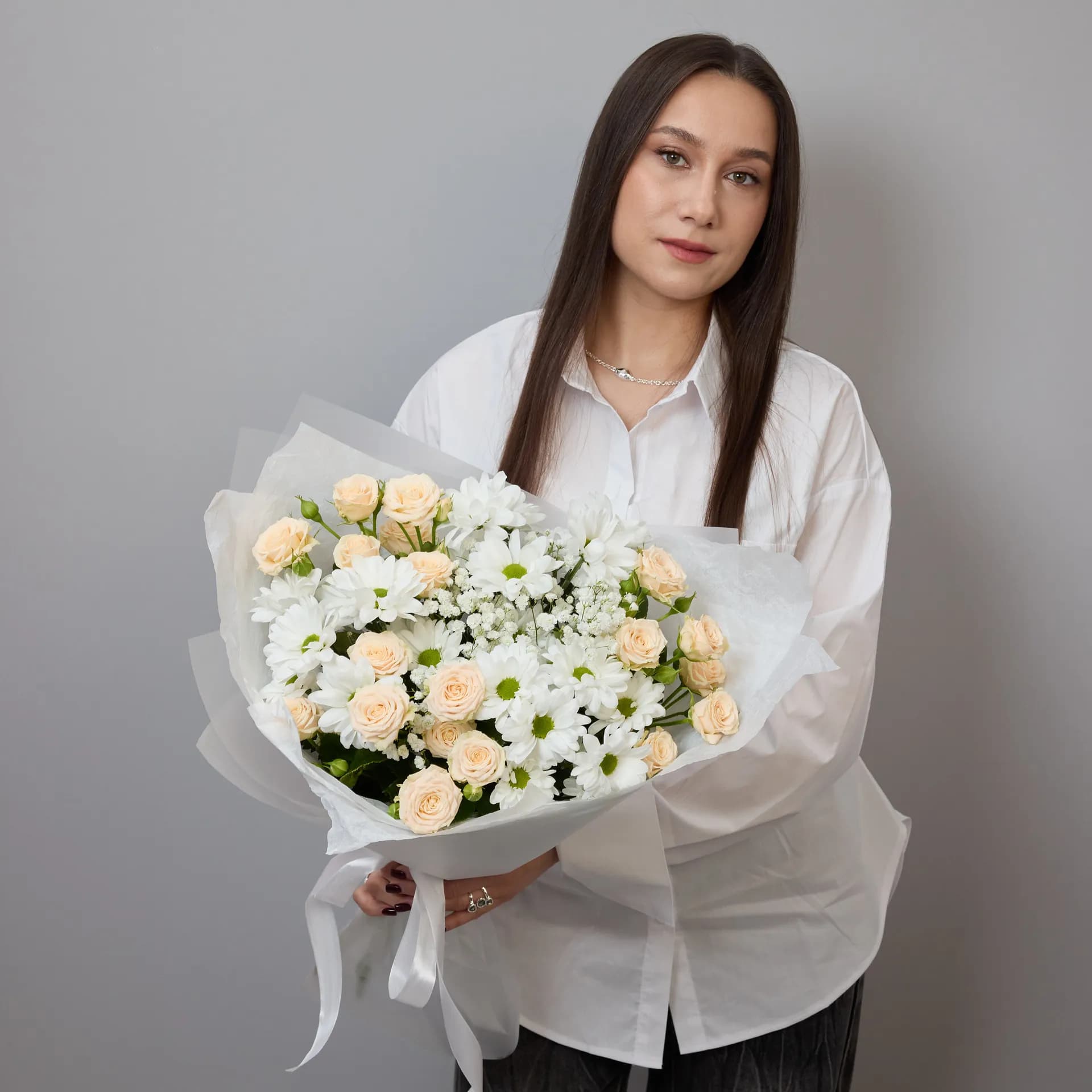 Сборный букет из кустовых роз Таня, хризантем и гипсофилы - фото 5