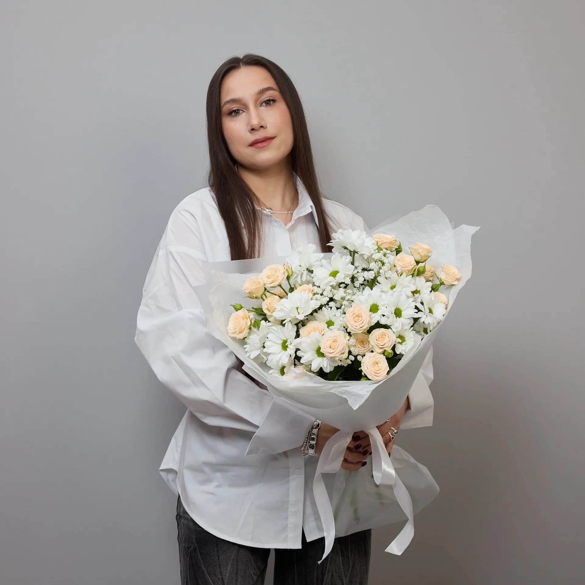 Сборный букет из кустовых роз Таня, хризантем и гипсофилы - фото 6