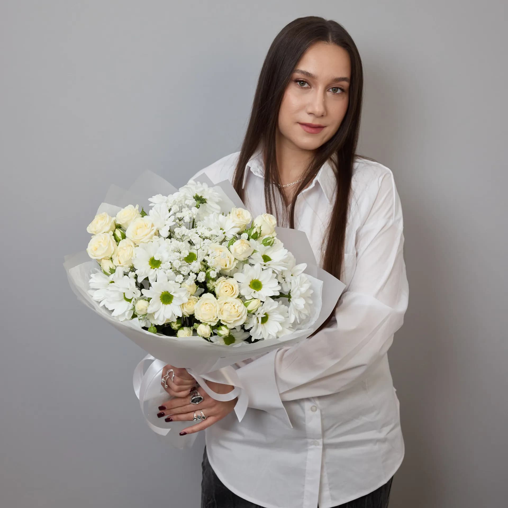 Сборный букет из белых кустовых роз Беларусь, хризантем и гипсофилы - 3 490₽