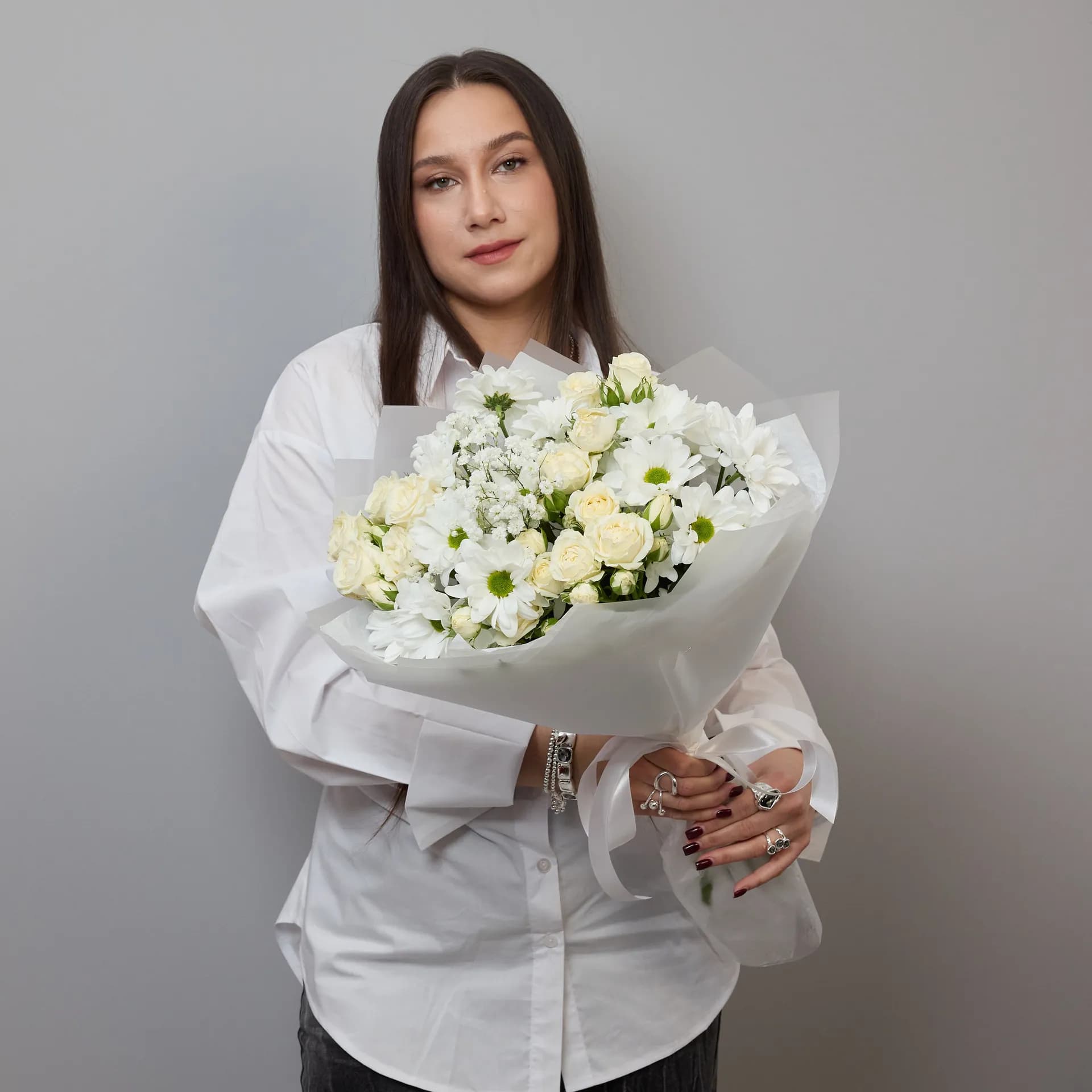 Сборный букет из белых кустовых роз Беларусь, хризантем и гипсофилы - фото 2