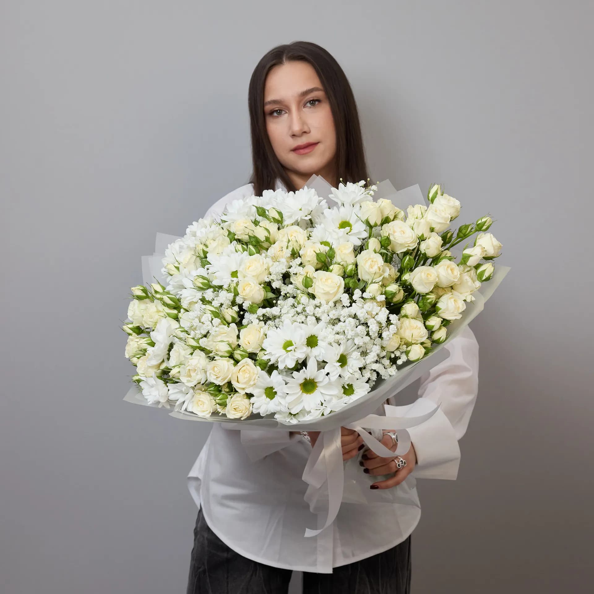 Большой сборный букет из белых кустовых роз Беларусь, хризантем и гипсофилы - фото 5