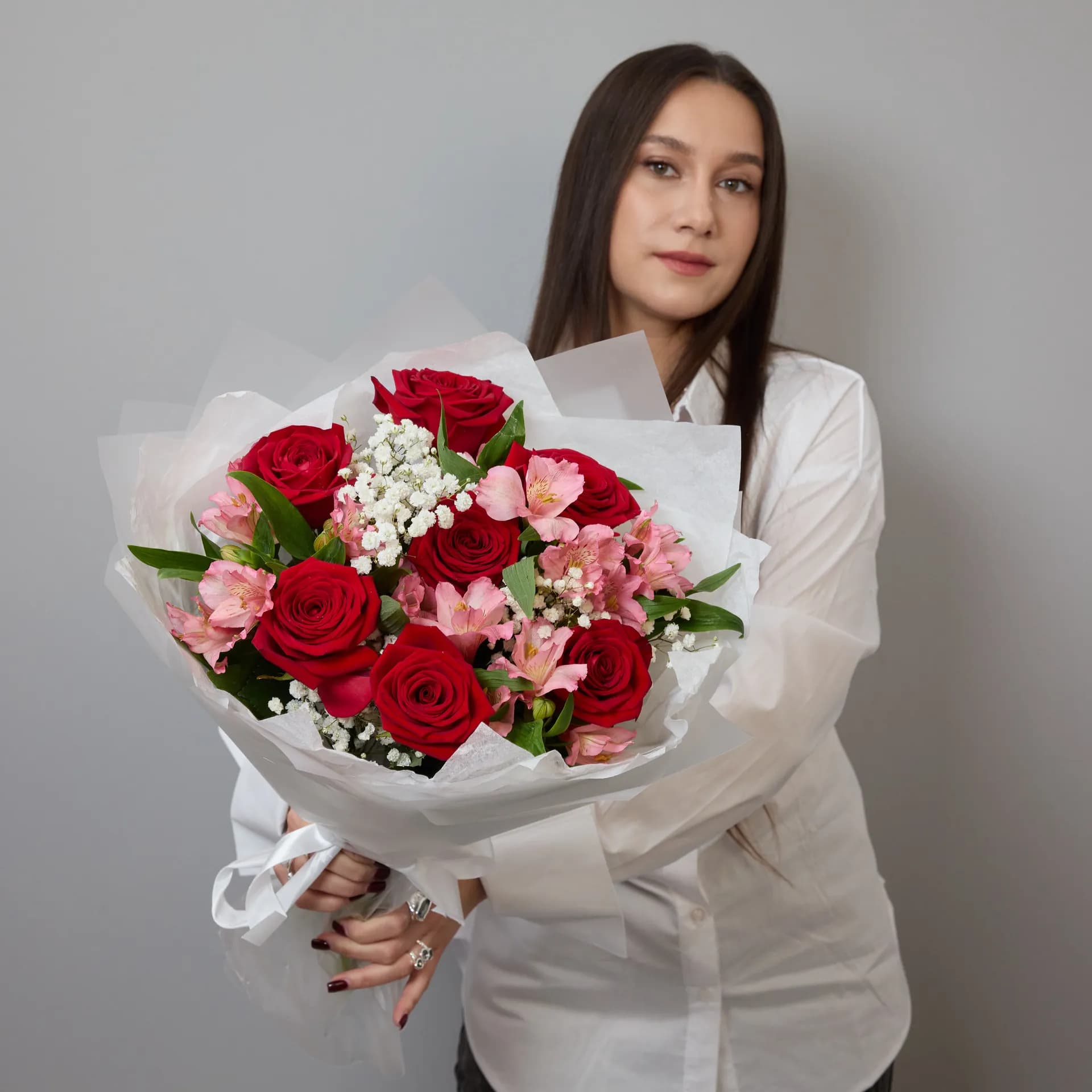Сборный букет из 7 красных роз, розовых альстромерий и гипсофилы - 2 890₽