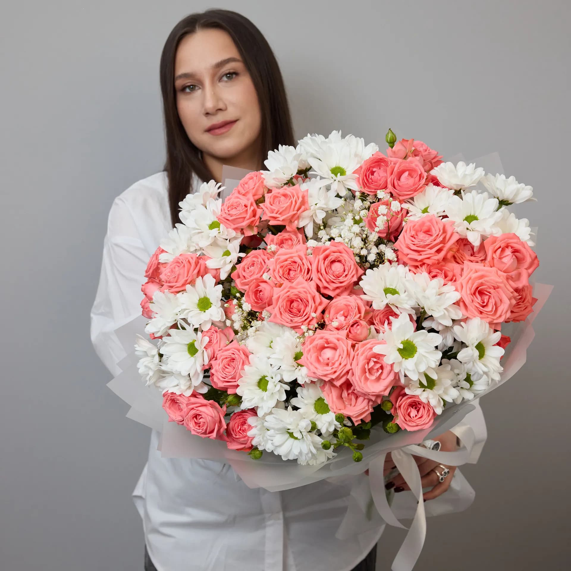 Большой сборный букет из кустовых роз Барбадос, белых хризантем и гипсофилы - 7 490₽