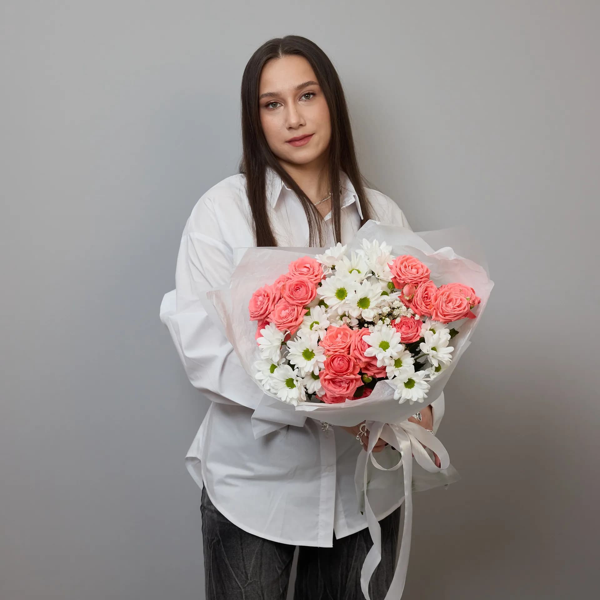 Сборный букет из кустовых роз Барбадос, хризантем и гипсофилы - фото 2