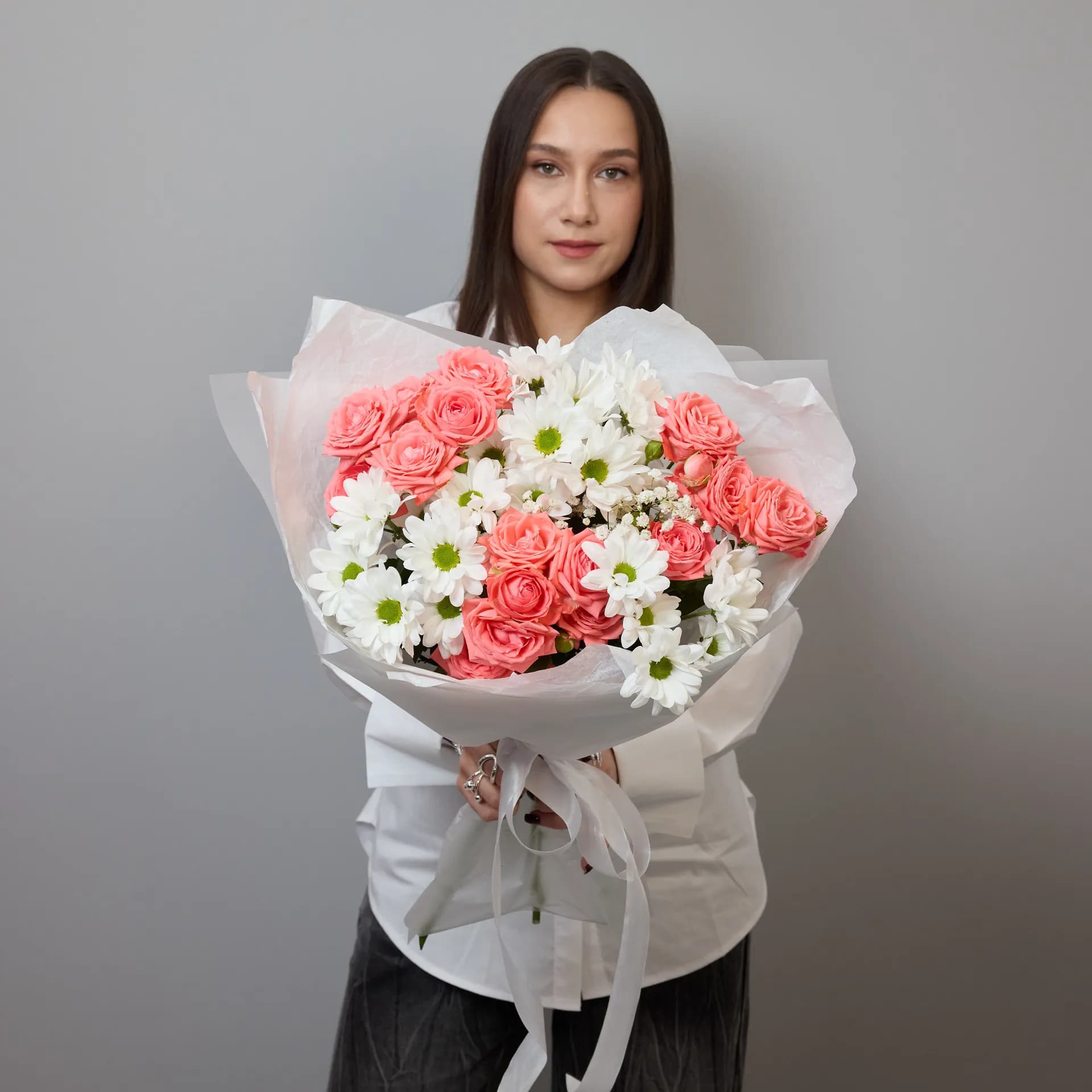 Сборный букет из кустовых роз Барбадос, хризантем и гипсофилы - фото 4
