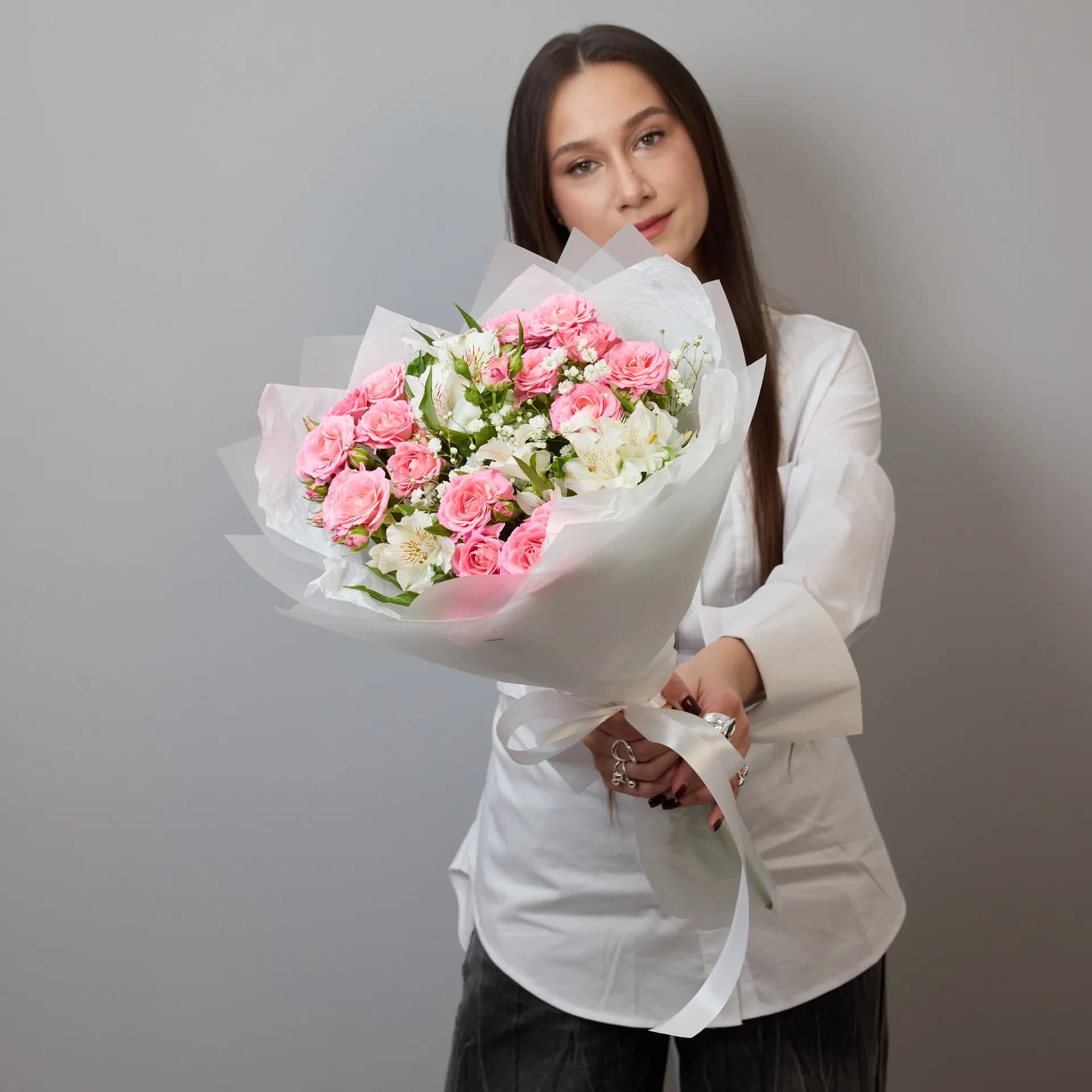 Сборный букет из кустовых роз Лиана, альстромерии и гипсофилы - фото 5