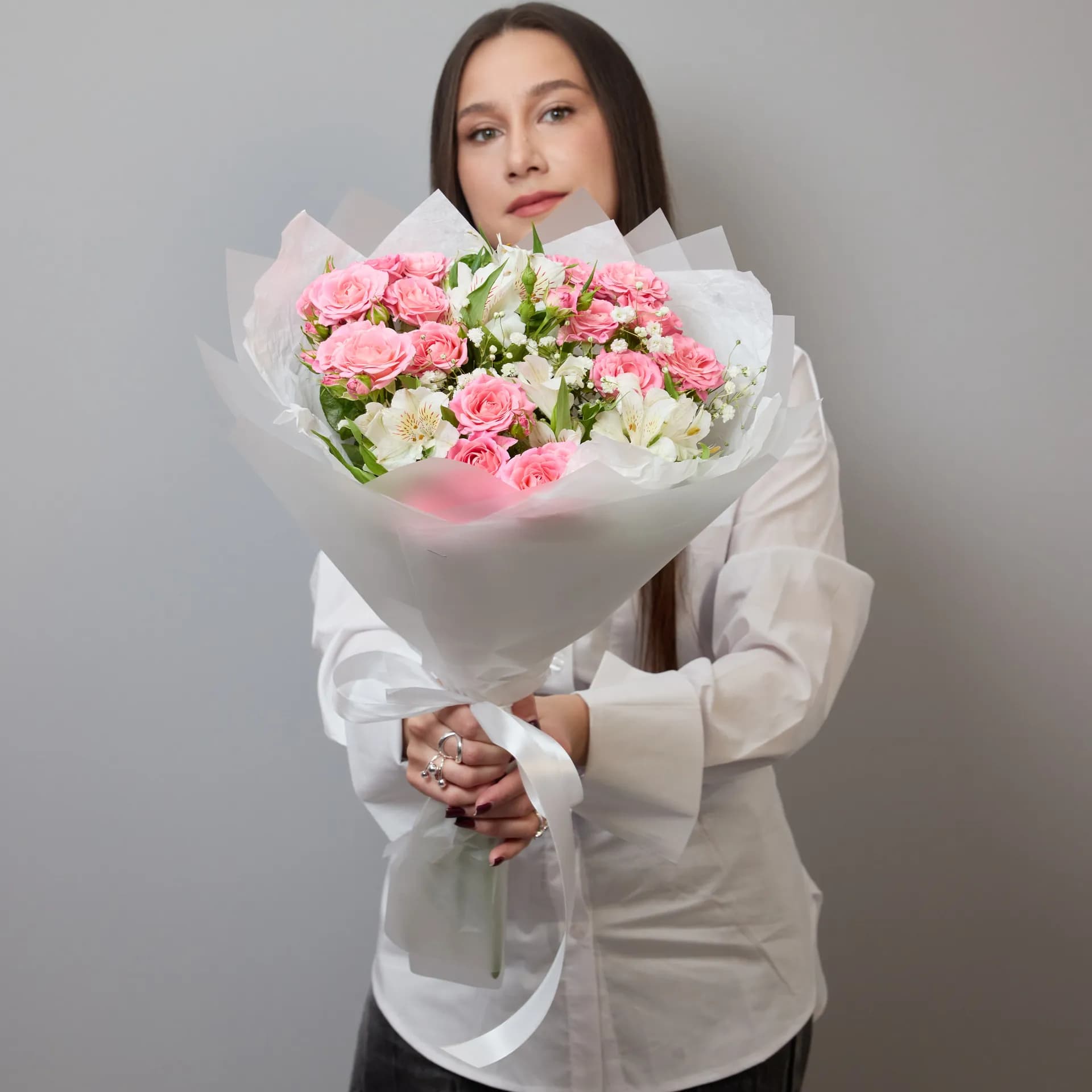 Сборный букет из кустовых роз Лиана, альстромерии и гипсофилы - фото 6