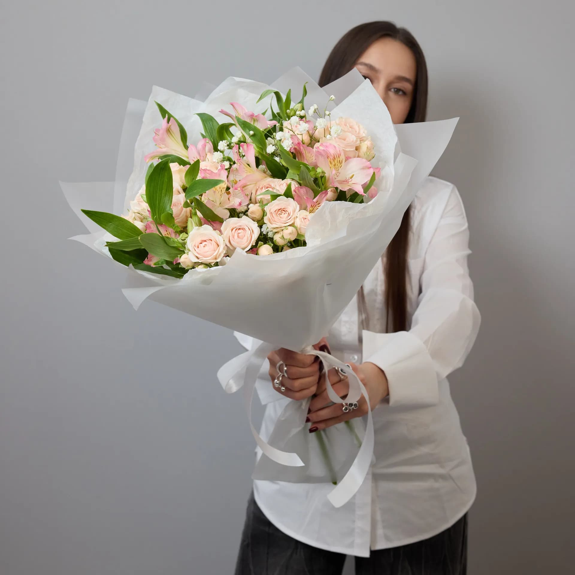 Сборный букет из кустовых роз Полина, альстромерии и гипсофилы - фото 5
