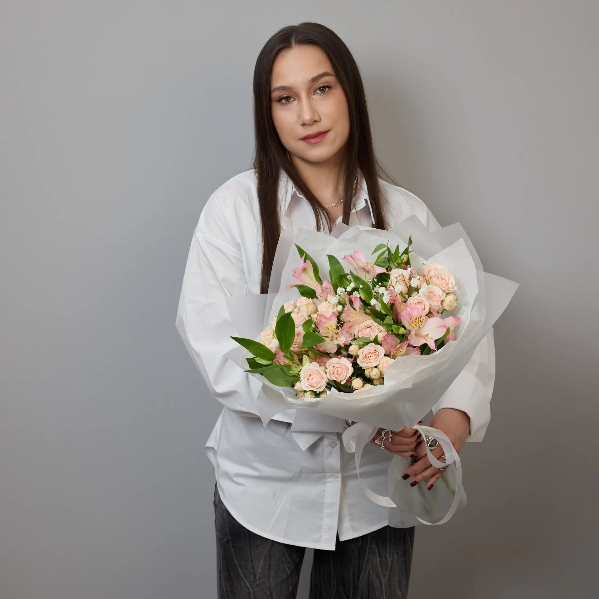 Сборный букет из кустовых роз Полина, альстромерии и гипсофилы - фото 4