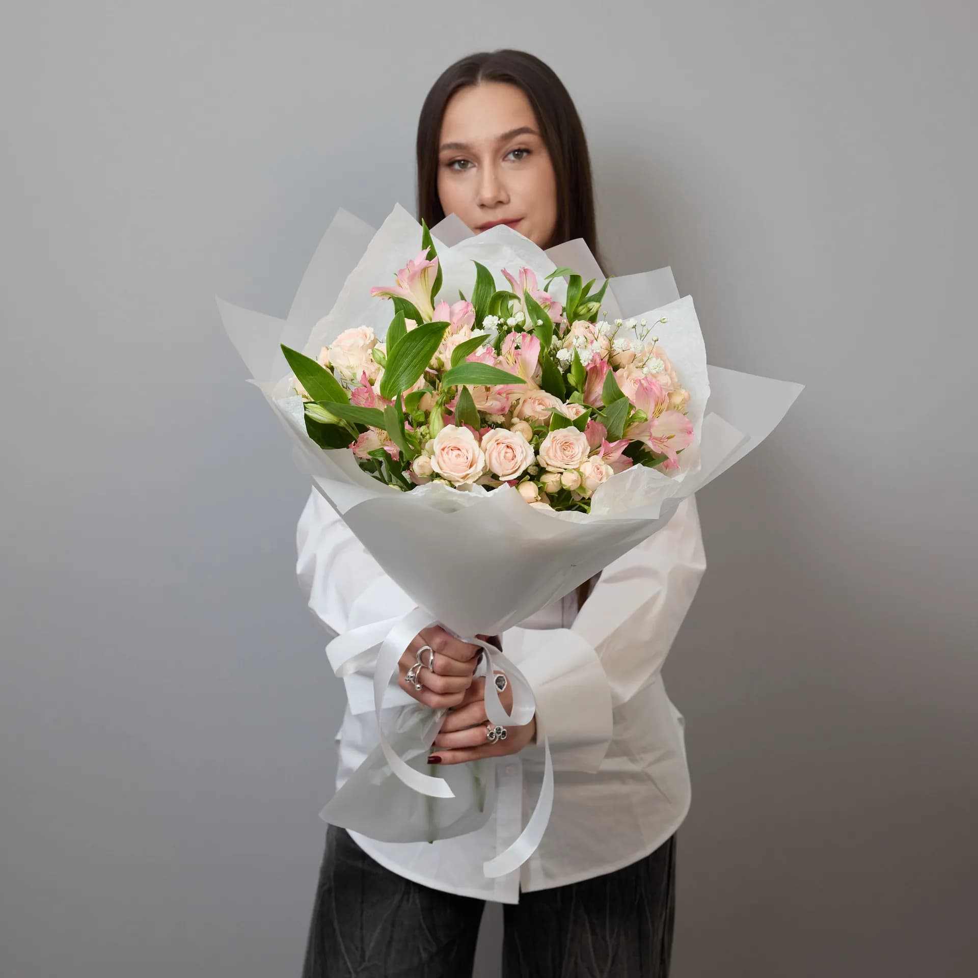 Сборный букет из кустовых роз Полина, альстромерии и гипсофилы - фото 7