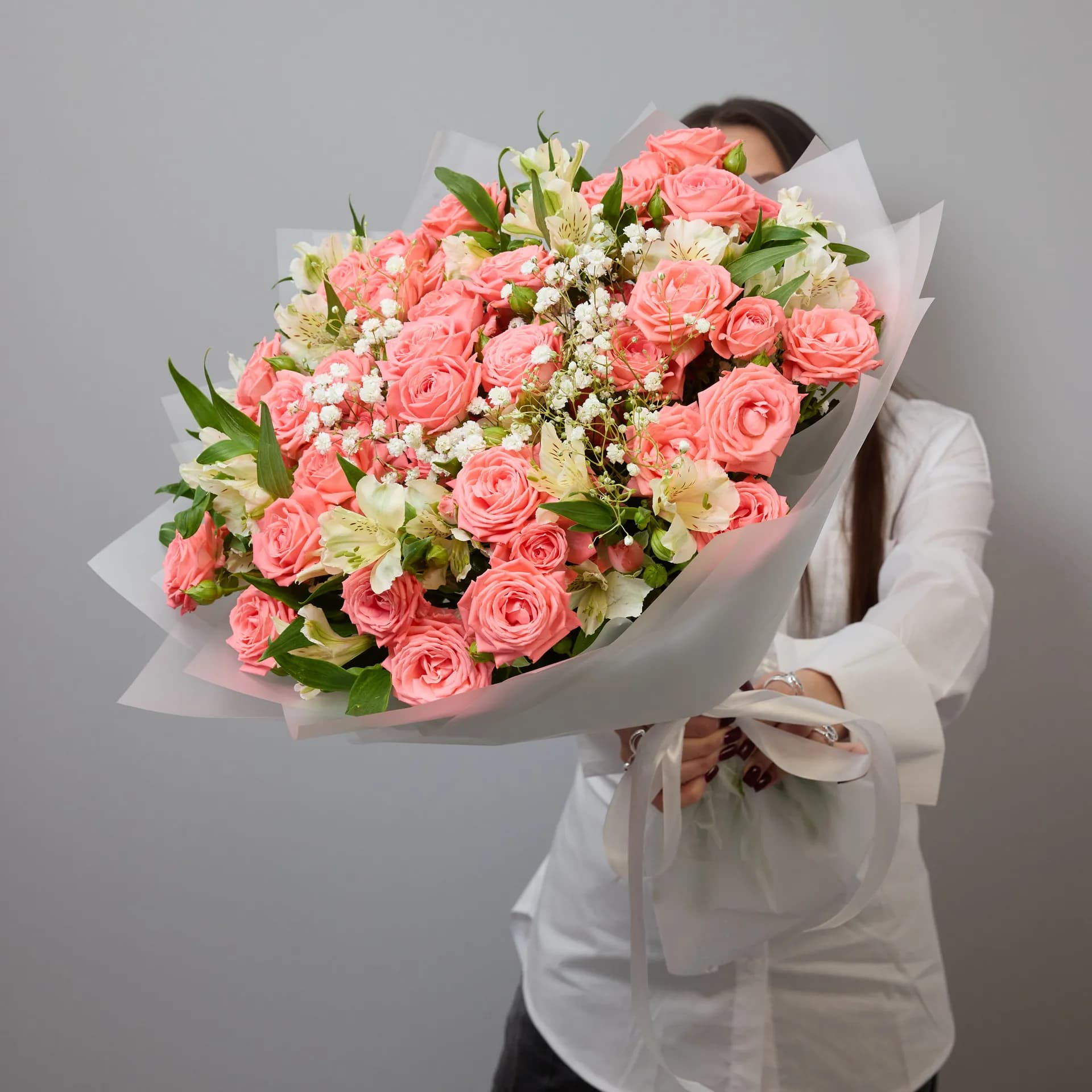 Большой сборный букет из кустовых роз Барбадос, альстромерии и гипсофилы - фото 2