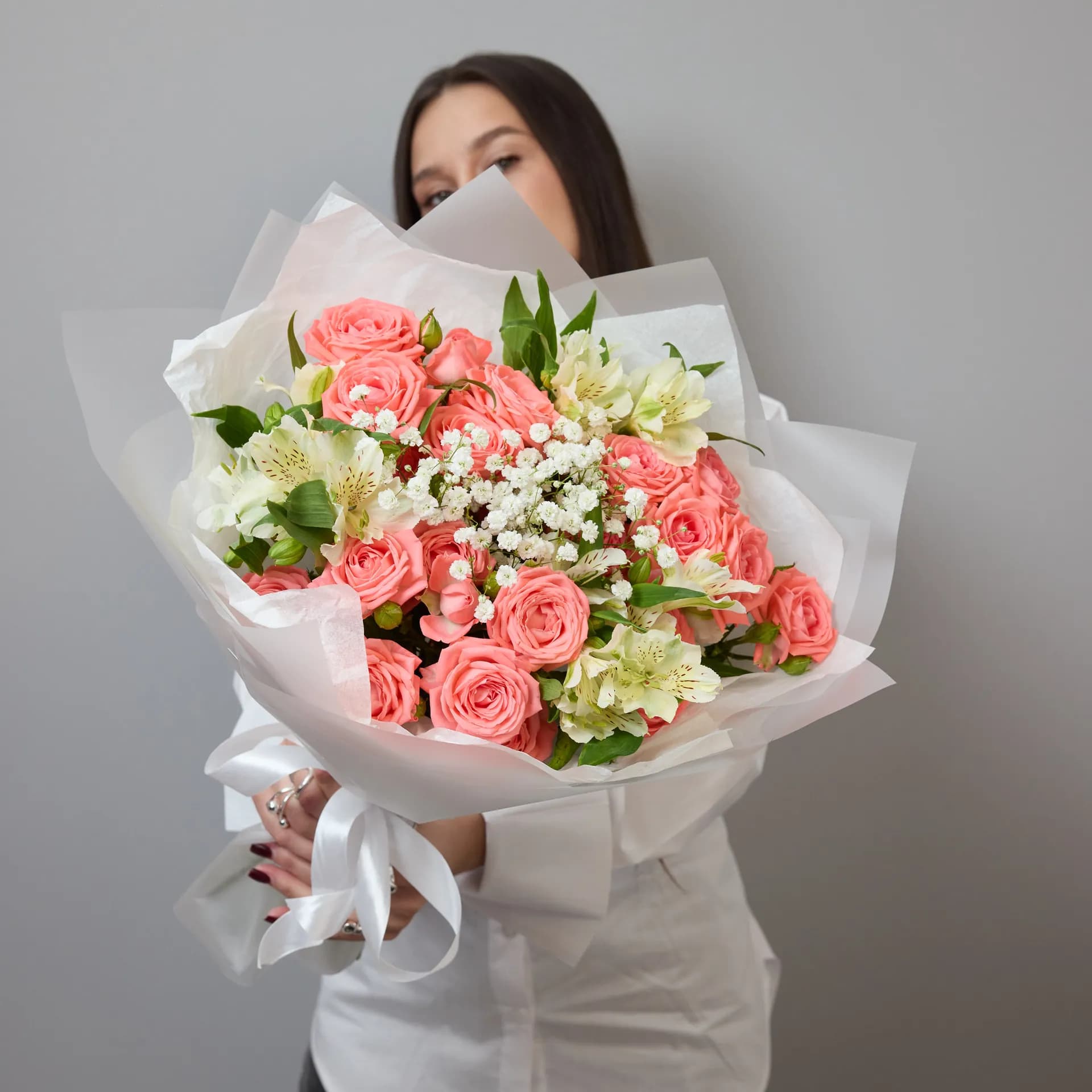 Сборный букет из кустовых роз Барбадос, альстромерии и гипсофилы - 3 290₽