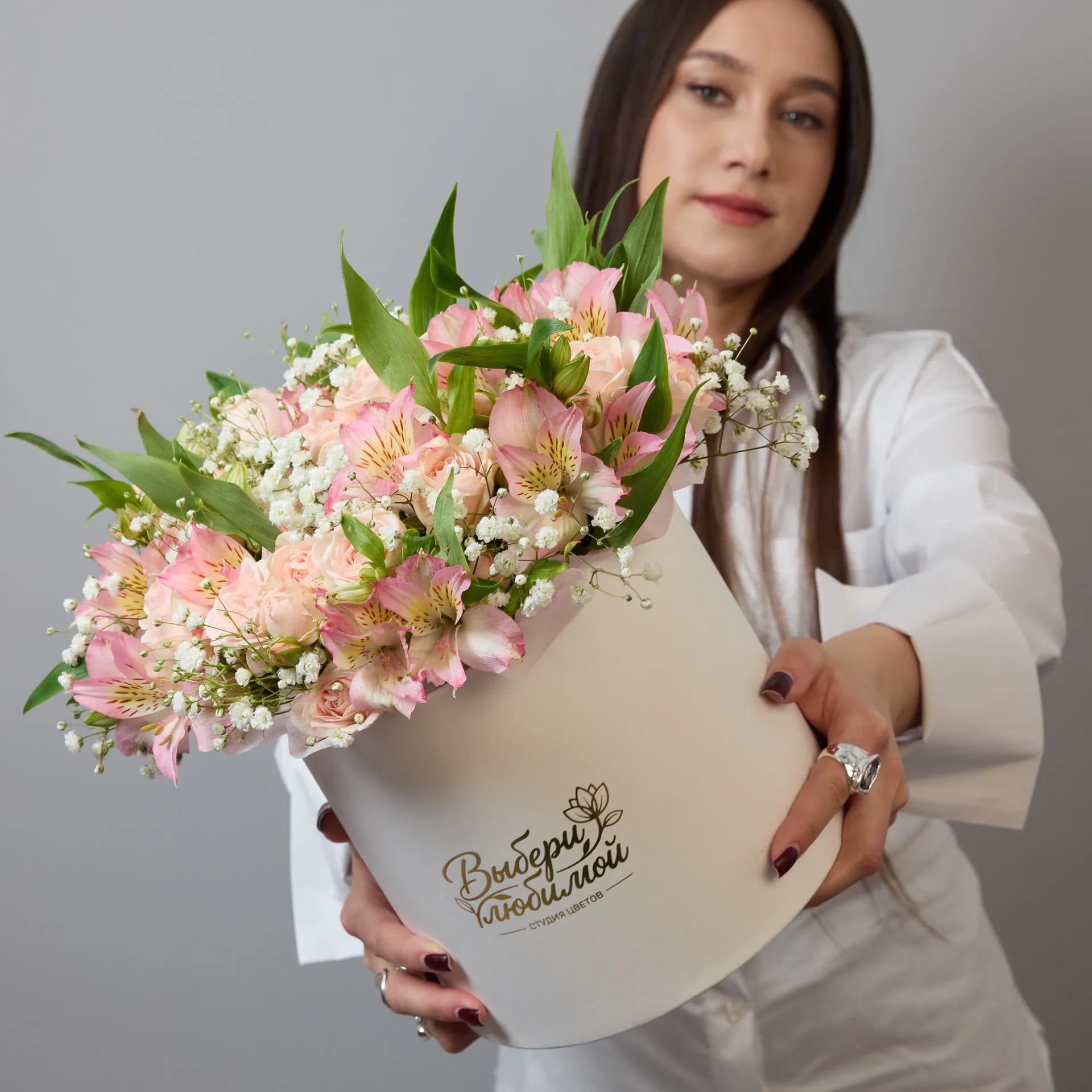 Большая шляпная коробка из кремовых кустовых роз Полина, розовых альстромерий и гипсофил - фото 4