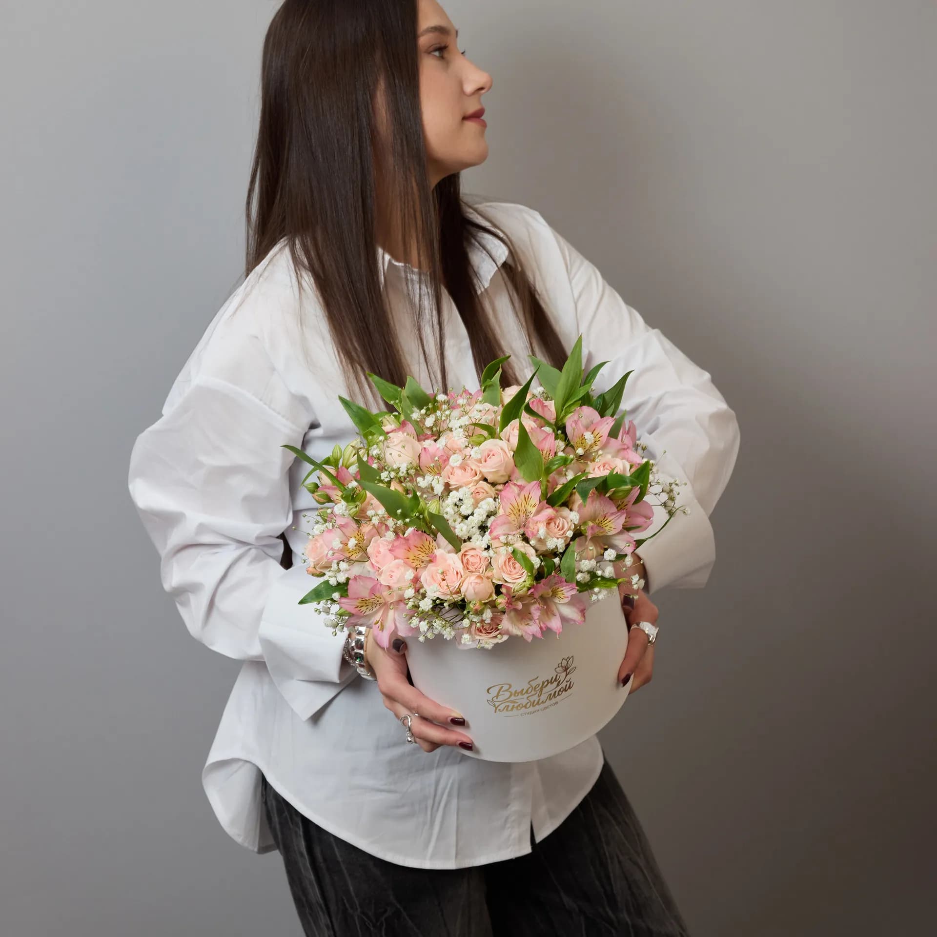 Большая шляпная коробка из кремовых кустовых роз Полина, розовых альстромерий и гипсофил - фото 3