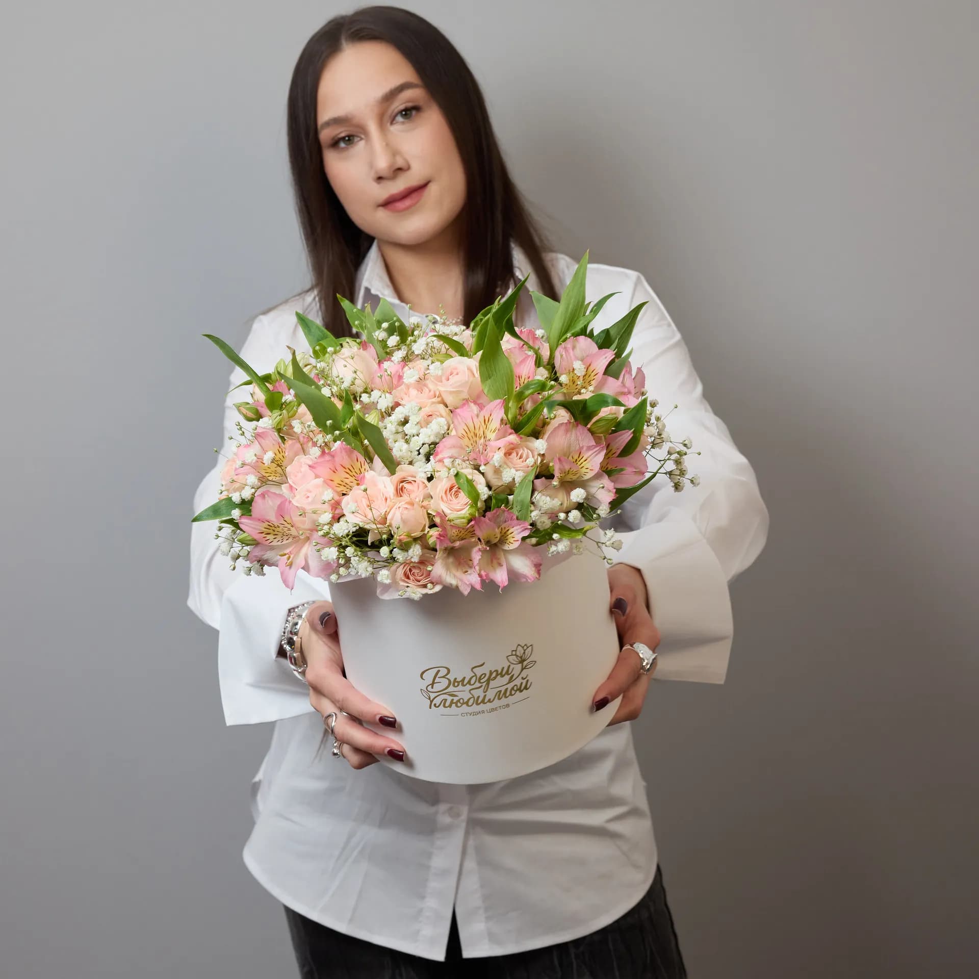 Большая шляпная коробка из кремовых кустовых роз Полина, розовых альстромерий и гипсофил - фото 7