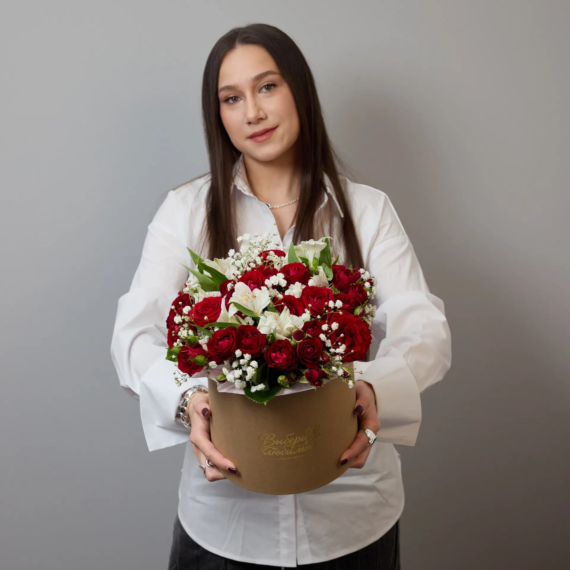 Большая шляпная коробка из красных кустовых роз, белых альстромерий и гипсофил - фото 3