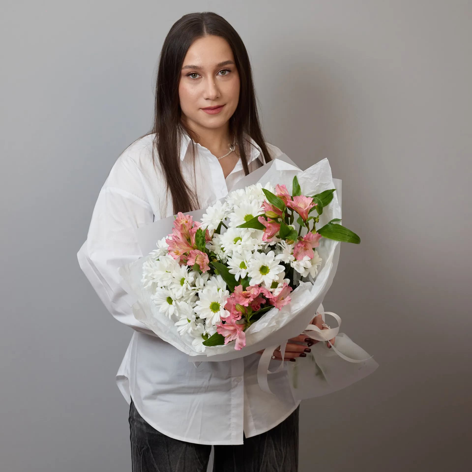 Нежный сборный букет из белых хризантем и розовых альстромерий - фото 3