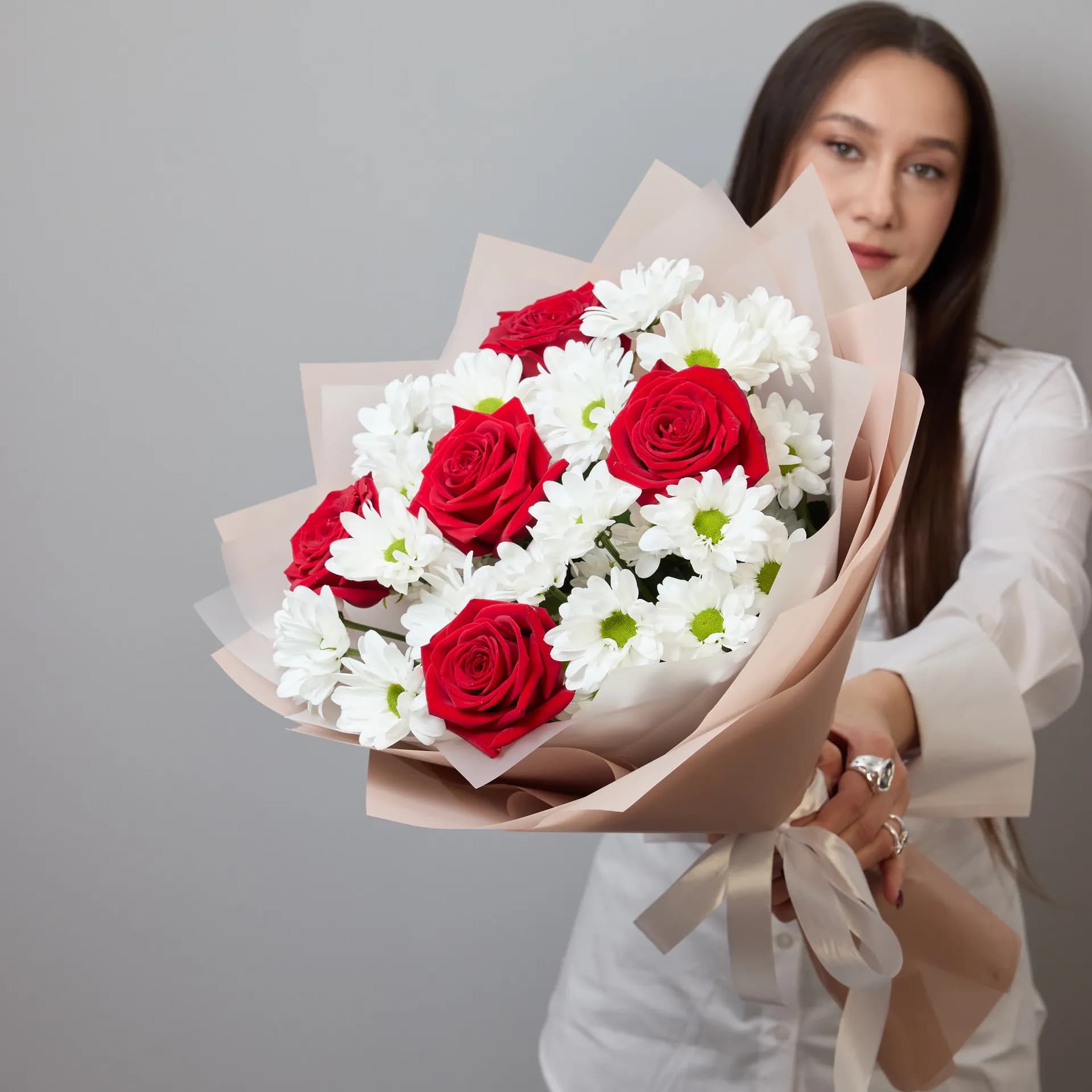 Яркий сборный букет из белых хризантем и красных роз - фото 3