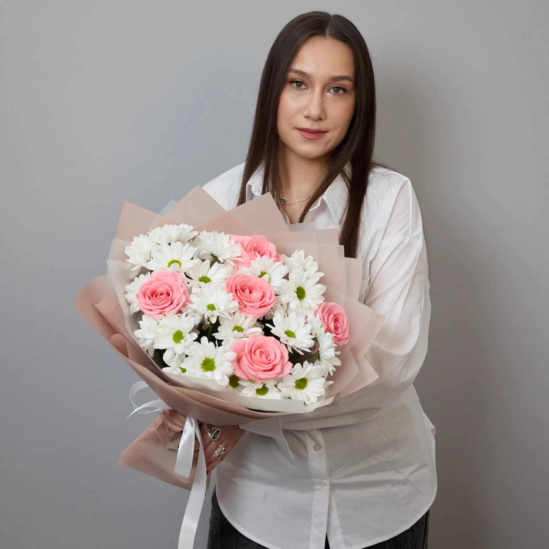 Нежный сборный букет из белых хризантем и розовых роз - 2 990₽